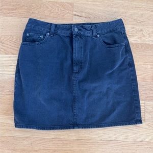 Black denim mini skirt - size 10